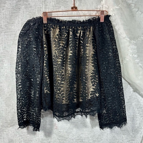 Heartloom Maryam black lace off shoulder top size S - Picture 3 of 6
